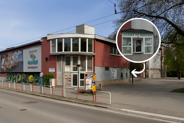 Pohľad z ulice na budovu a vstup do alergoimunologickej ambulancie vedľa Lekárne pri nemocnici
